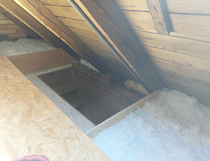 Zateplení stropu rodinného domu pomocí foukané izolace